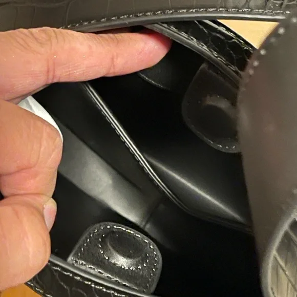 Orseund Iris Black Croc-Embossed Round Apple Leather shoulder Bag - Picture 8 of 11